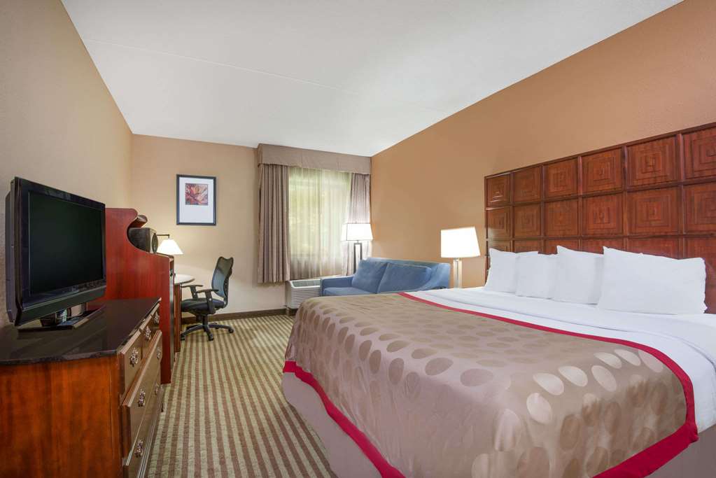 Ramada by Wyndham Columbus North - photo 10