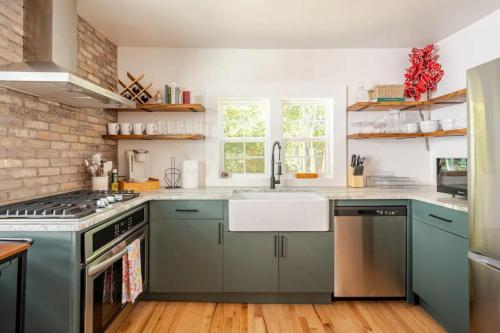 Downtown Greenway Getaway Pet Friendly in Raleigh, United States