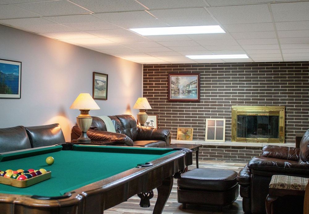 Huge Manor w Indoor Hot Tub and Pool Table in Bloomington, United States