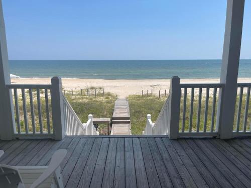 Sea Watch Beachfront Private Pool Pet Friendly — hotel in Eastpoint