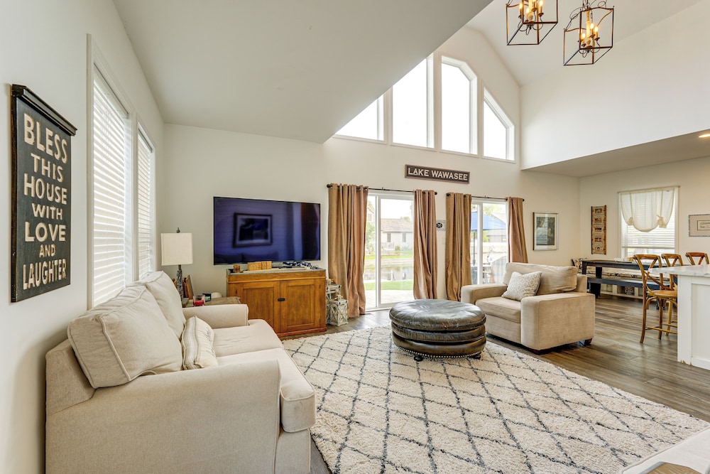 Sleek Getaway on Lake Wawasee w Private Dock — hotel in Syracuse