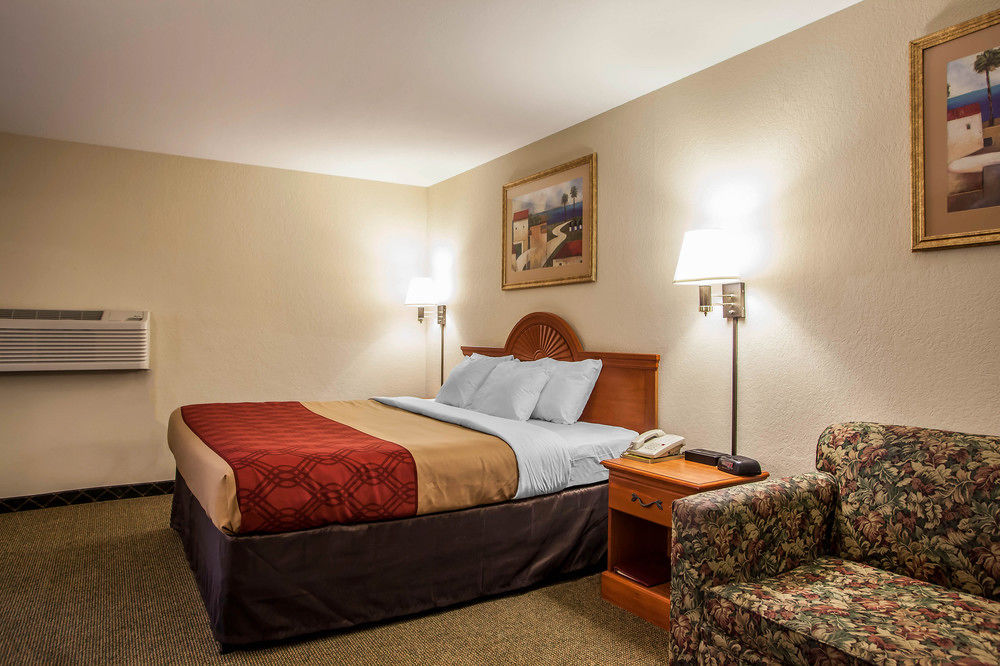 Econo Lodge Hannibal - photo 8