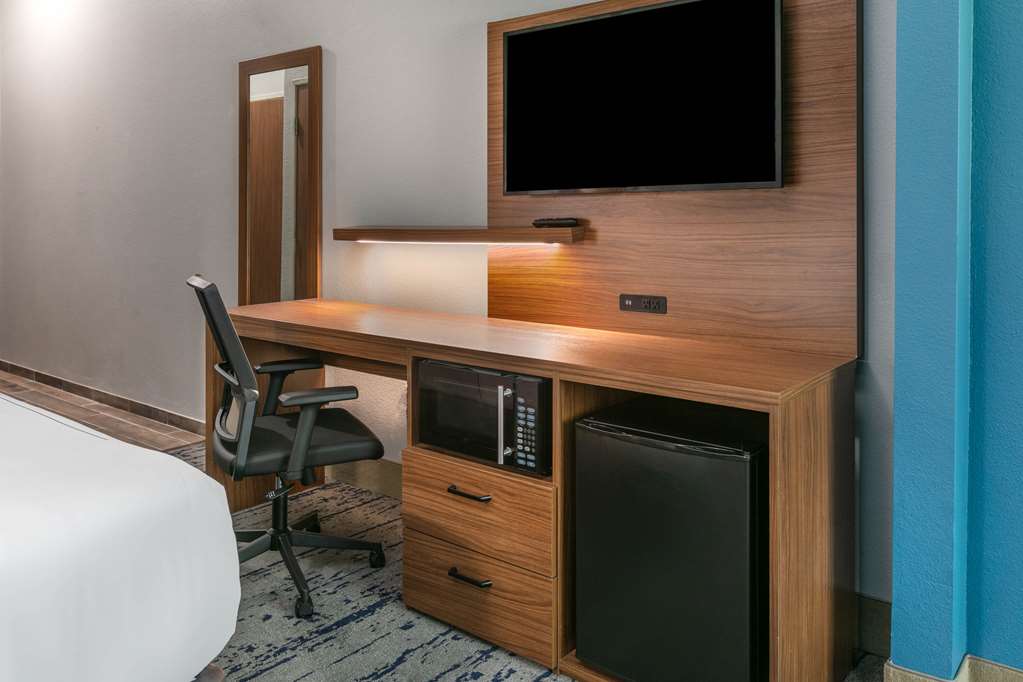 La Quinta Inn & Suites by Wyndham Jacksonville TX - photo 22