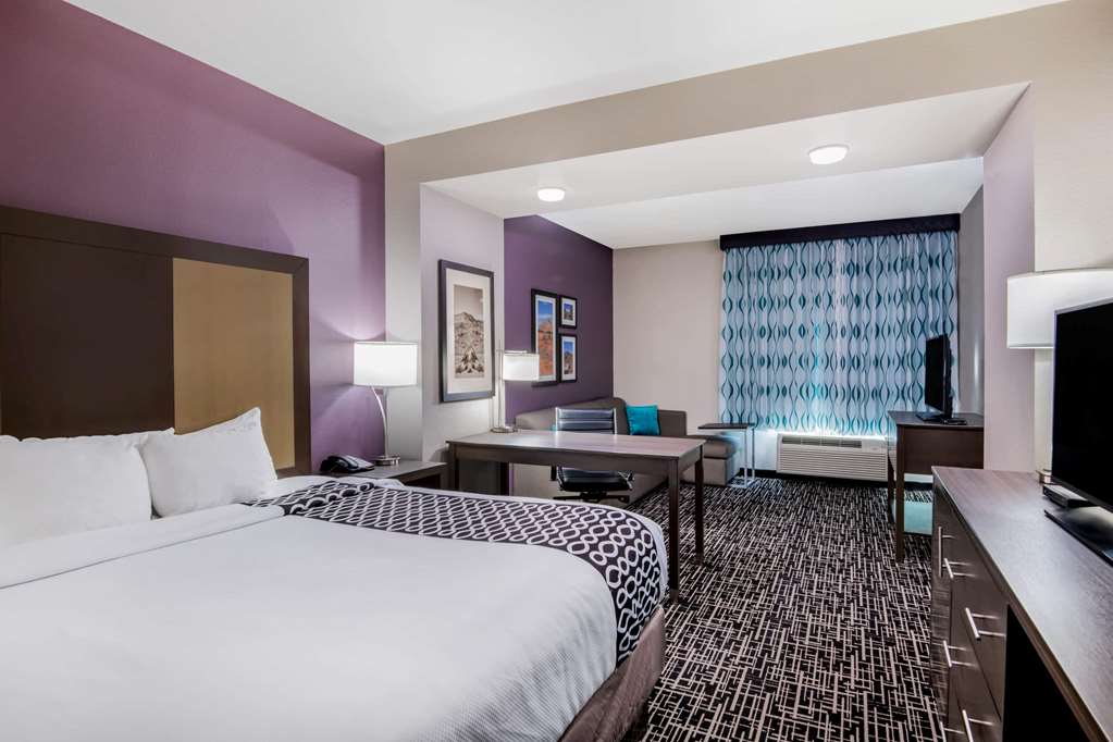 La Quinta Inn & Suites by Wyndham Pampa - photo 57
