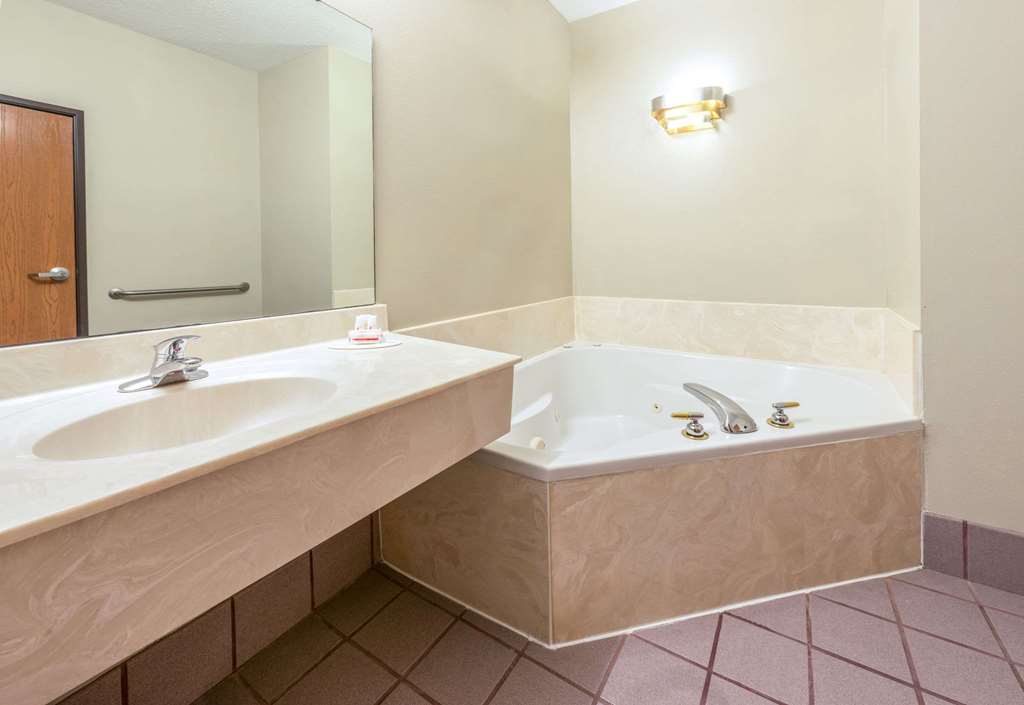 Super 8 by Wyndham Pevely - photo 10
