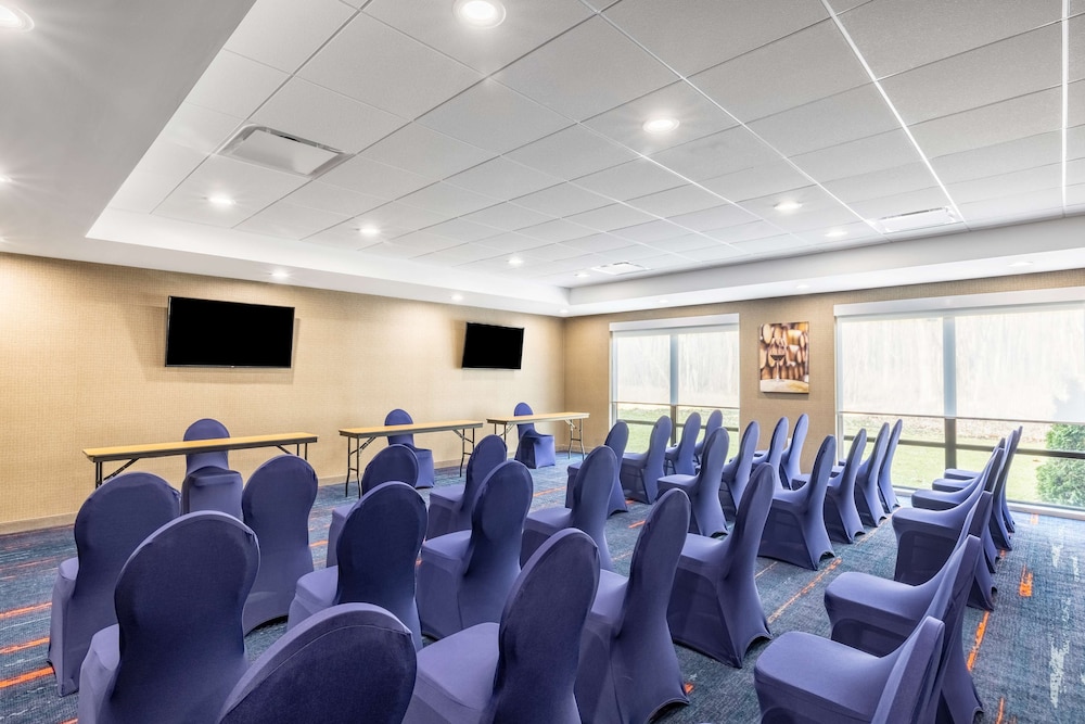 Hampton Inn & Suites Benton Harbor - photo 41