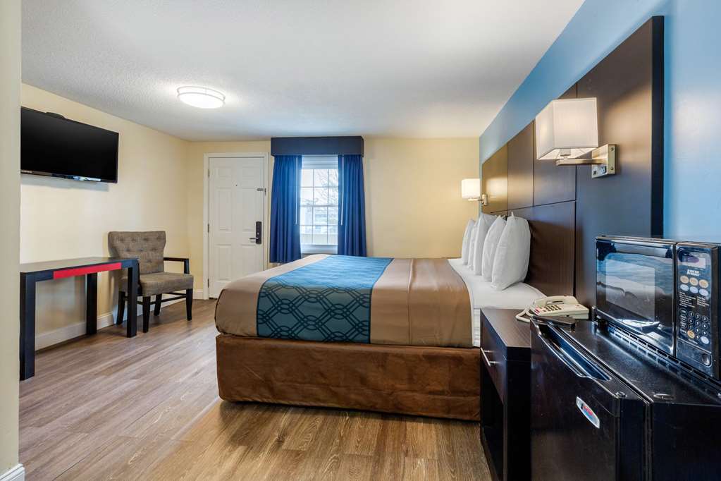 Econo Lodge West Yarmouth on Cape Cod - photo 11
