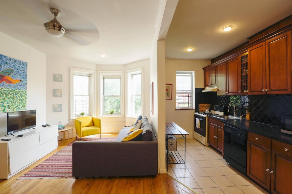 3BR in a Classic 1925 BK Limestone in Brooklyn, United States