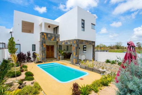 Spacious 4 Bed Villa with BBQ Pool & Parking Grand Baie — 4-Star Luxury Hotel in Grand Baie, Mauritius