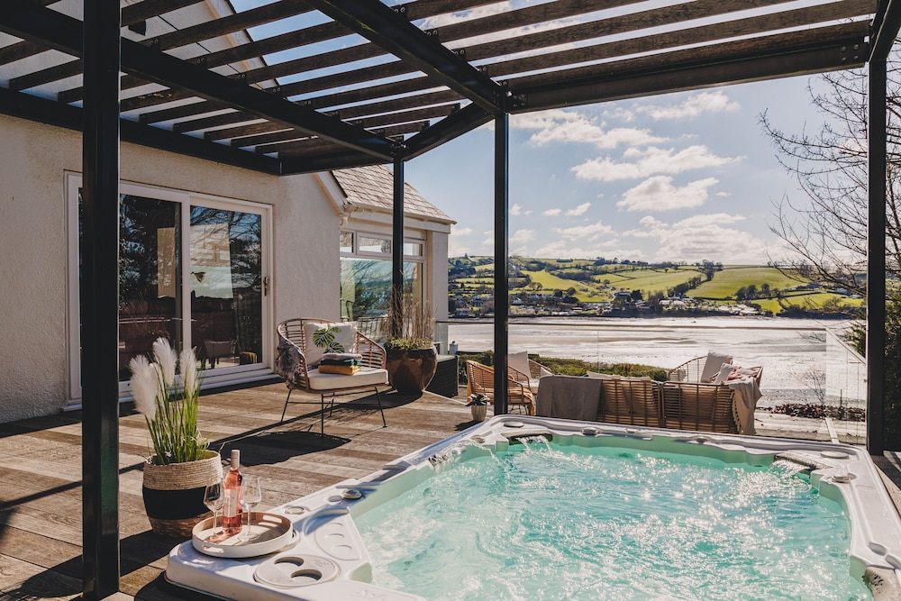 The Curlews Waterside boutique home with 10 person spa — 4-Star Luxury Hotel in Bishopsteignton, United Kingdom