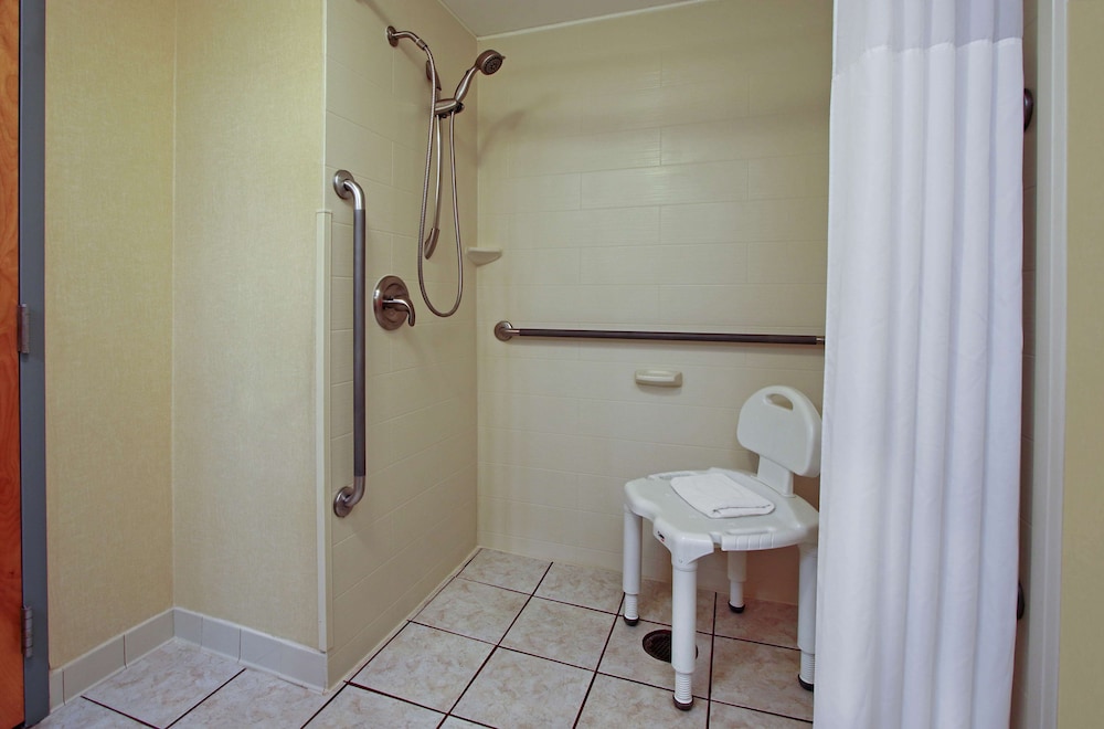 Hampton Inn Ashtabula - photo 29