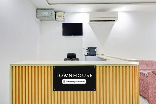 Day Stay 12 Hrs Slot: 8 AM to 8 PM Townhouse Oak Sector 62 Paras Trinity Mall