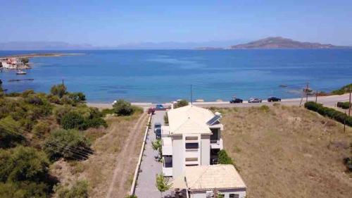Contemporary spacious boutique beach house — 4-Star Luxury Hotel in Archangelos, Greece
