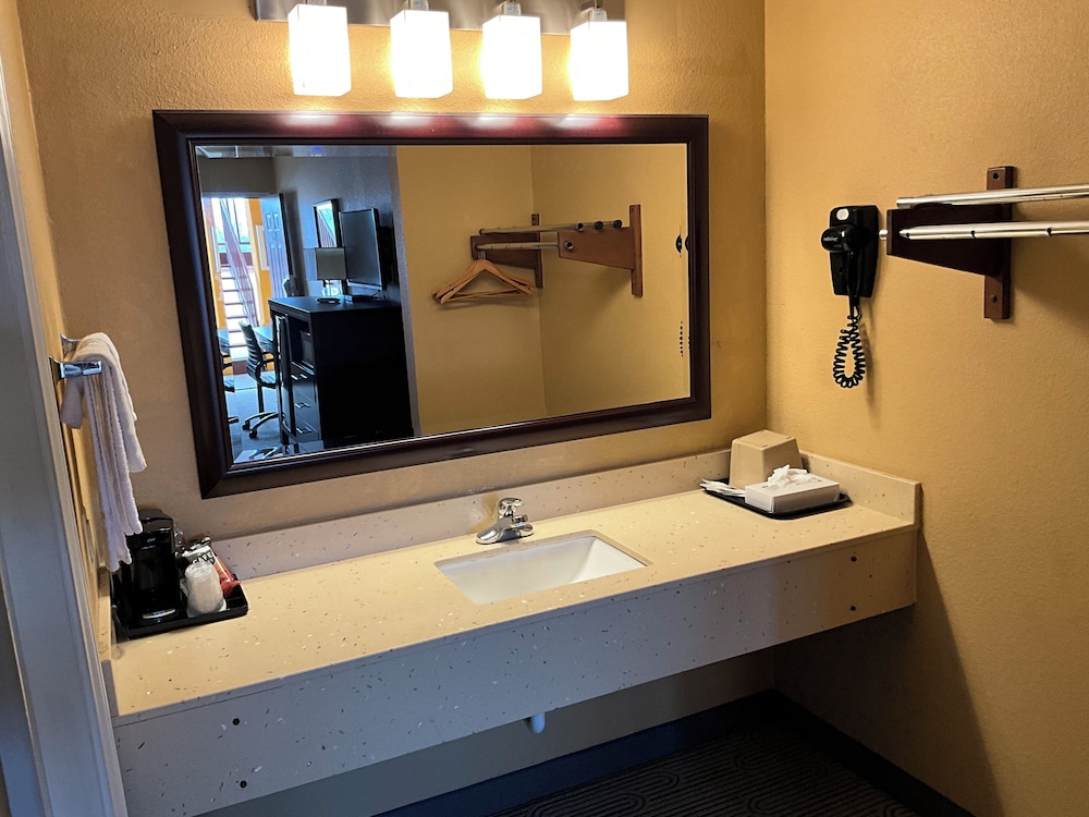 Executive Inn & Suites - photo 9