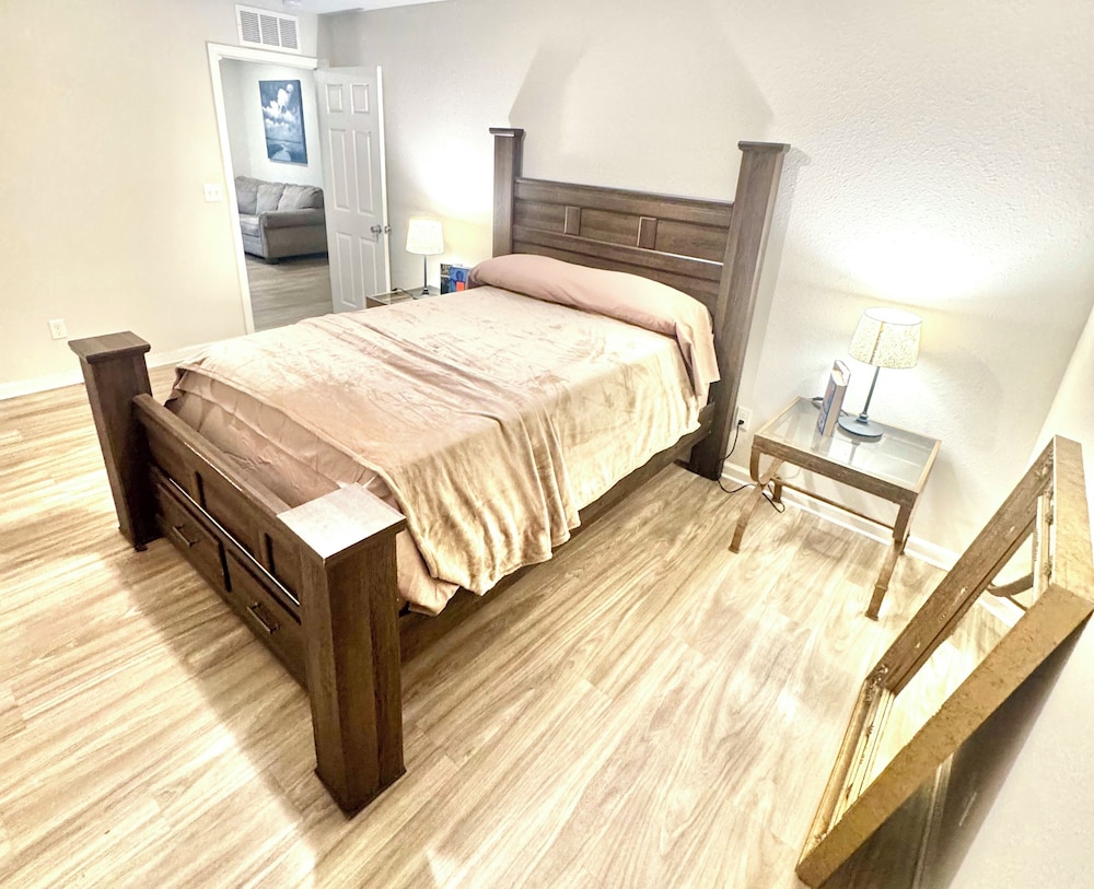 3 Bed Home 5 Mins to JAX Airport & Zoo — 4-Star Luxury Hotel in Jacksonville, United States