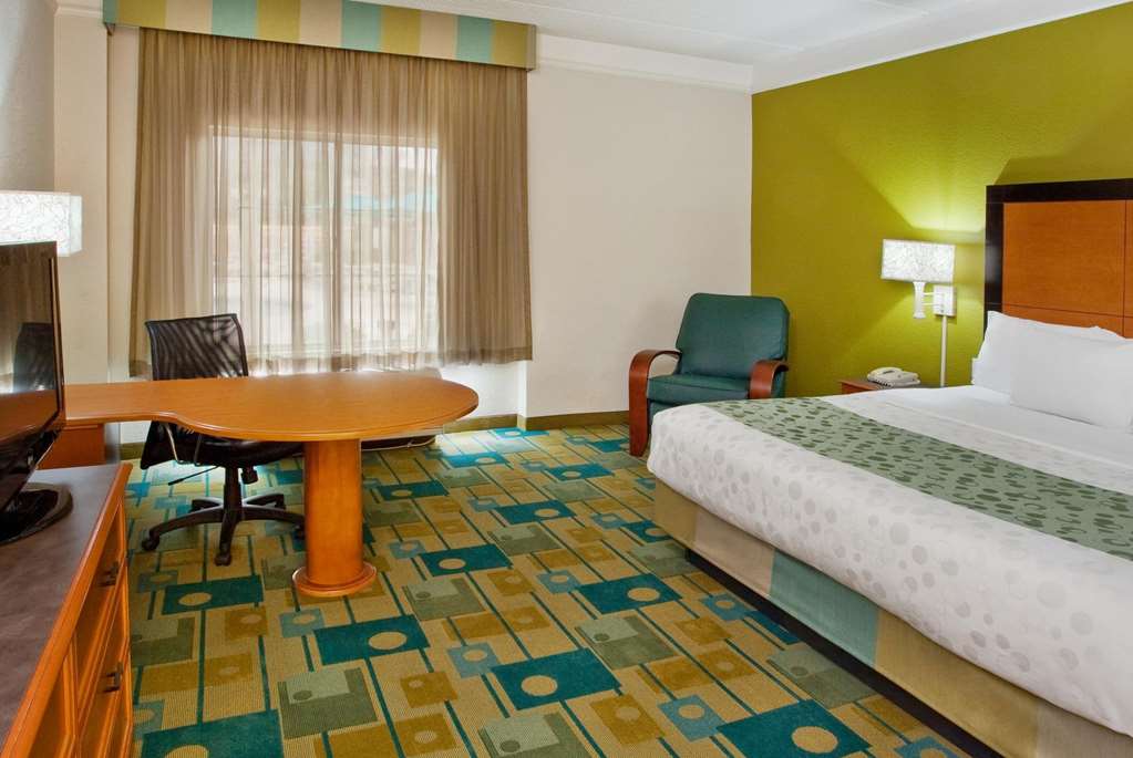 La Quinta by Wyndham Haywood Mall Near Greenville Downtown - photo 19