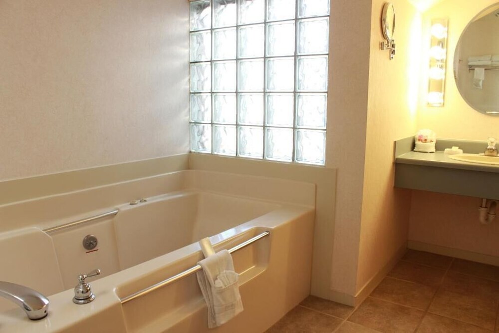 Red Arrow Inn & Suites a Travelodge by Wyndham - photo 8