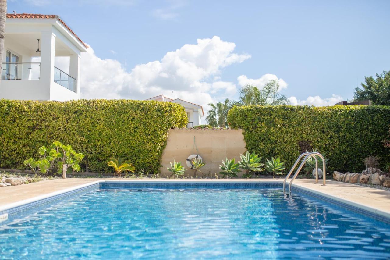 Amelia Villa in Coral Bay with private pool and close to a sandy beach
