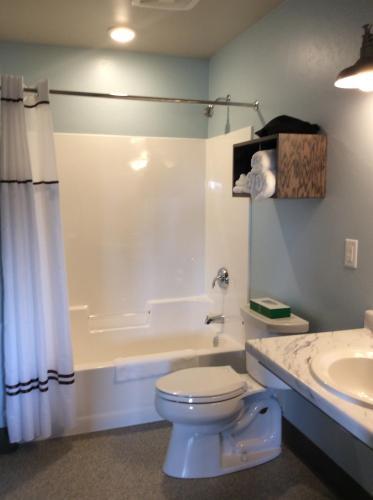 Scenic Shore Inn - photo 31