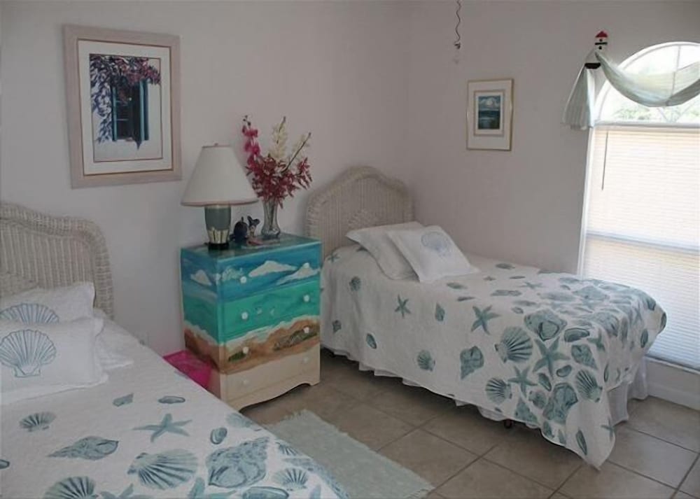 Pet Friendly Oceanfront 3 Bed 2 Bath Ocean Paradise - photo 7