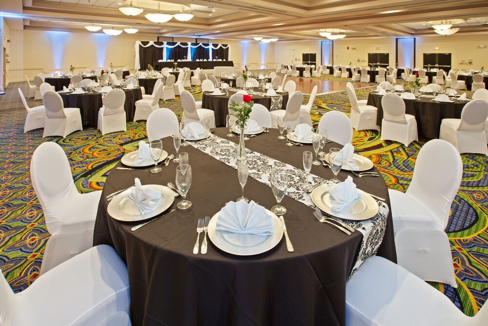Holiday Inn Evansville Airport - photo 23