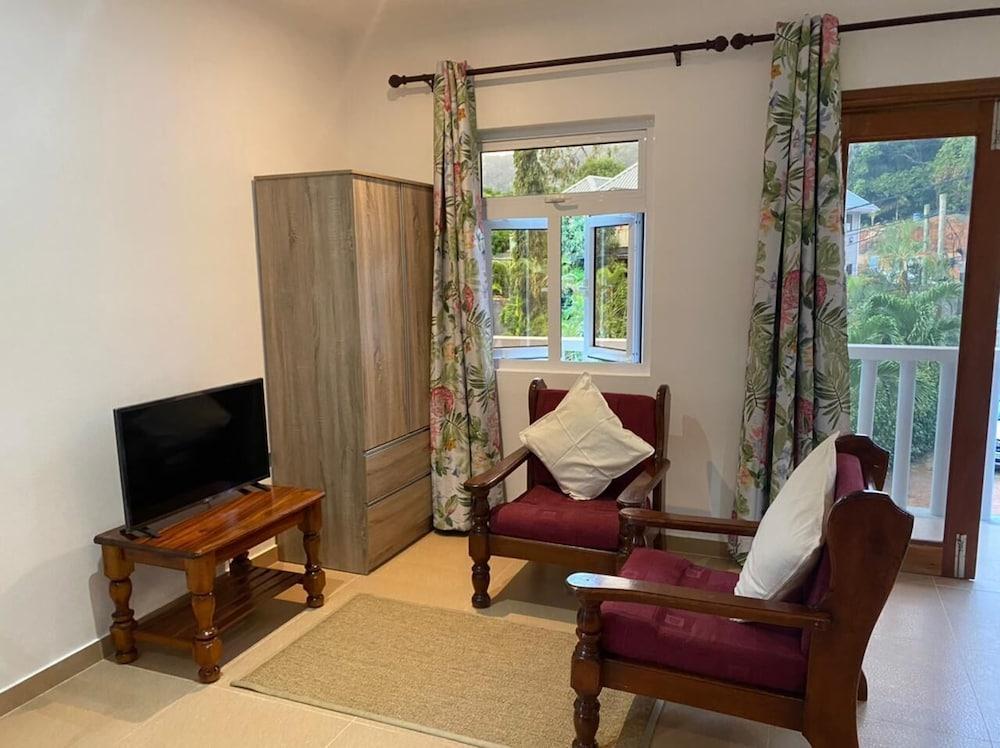 La Maison Hibiscus 8251003 — Beau Vallon