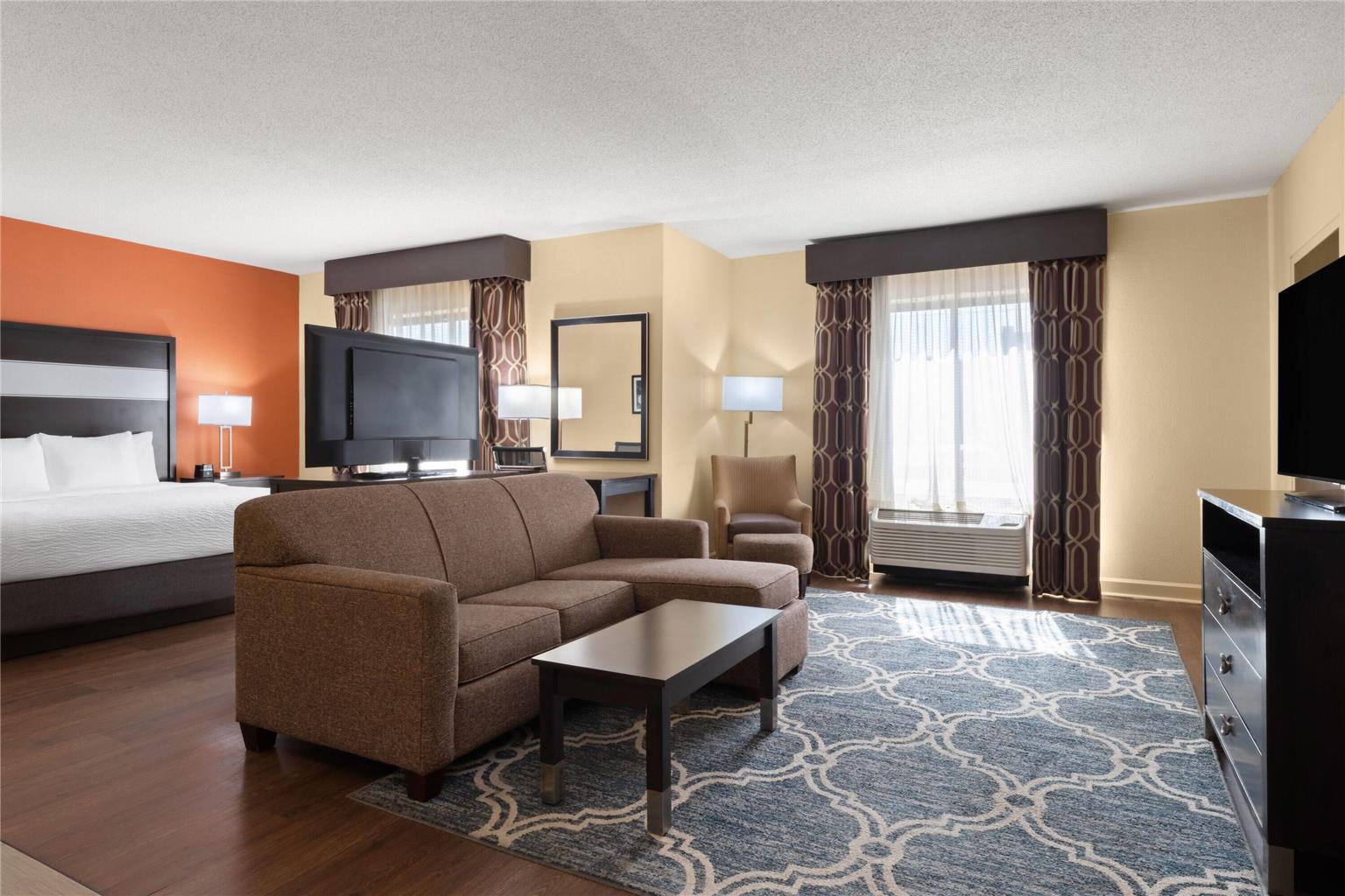 La Quinta Inn & Suites by Wyndham Florence - photo 57