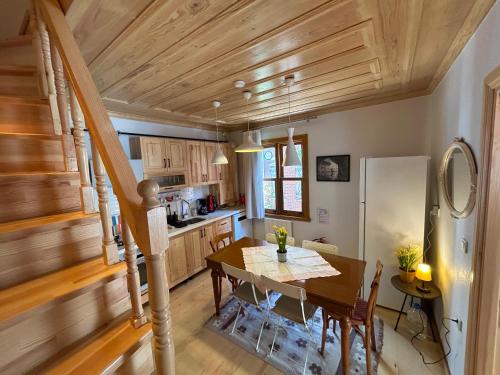 Balat Rose Charming Wooden House with Terrace — 4-Star Luxury Hotel in Istanbul, Turkey