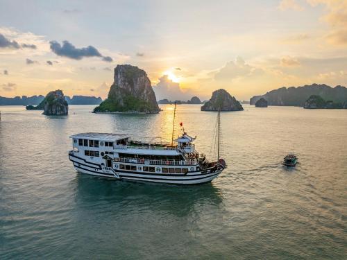 Renea Boutique Cruise — 5-Star Luxury Hotel in Ha Long, Vietnam