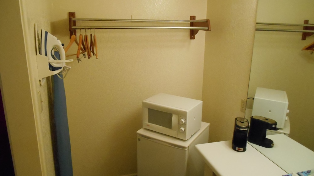 Econo Lodge Inn & Suites Abilene East District - photo 16
