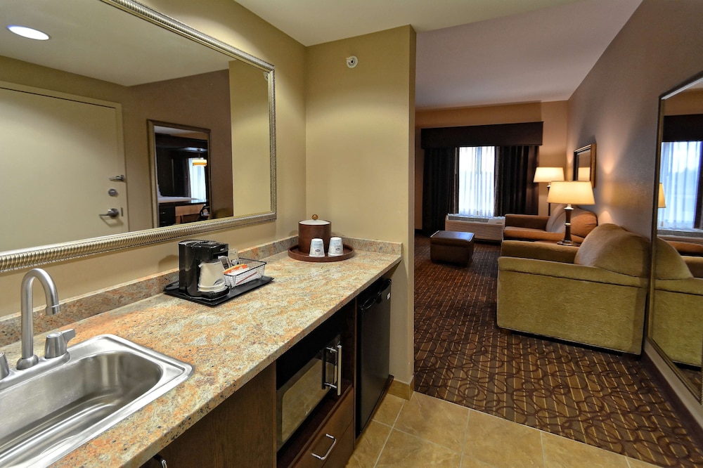 Hampton Inn Geneseo - photo 23