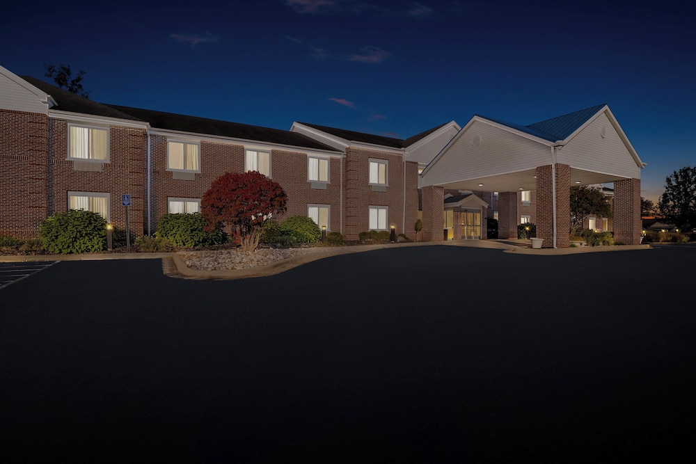 HomeTowne Studios by Red Roof East Lansing Okemos - photo 36