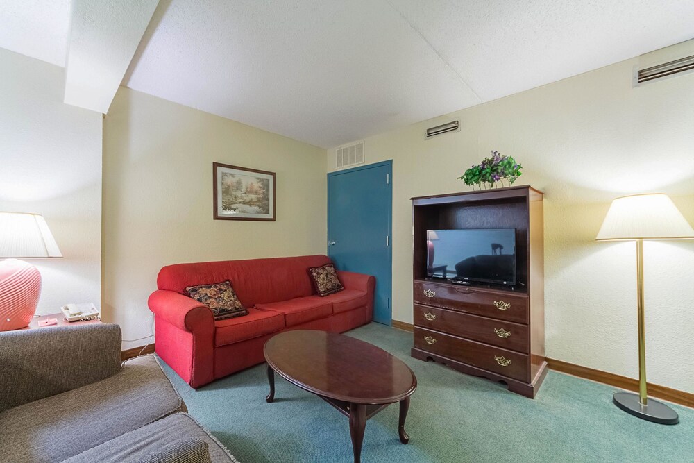 Econo Lodge Inn & Suites Bentonville Rodgers - photo 16