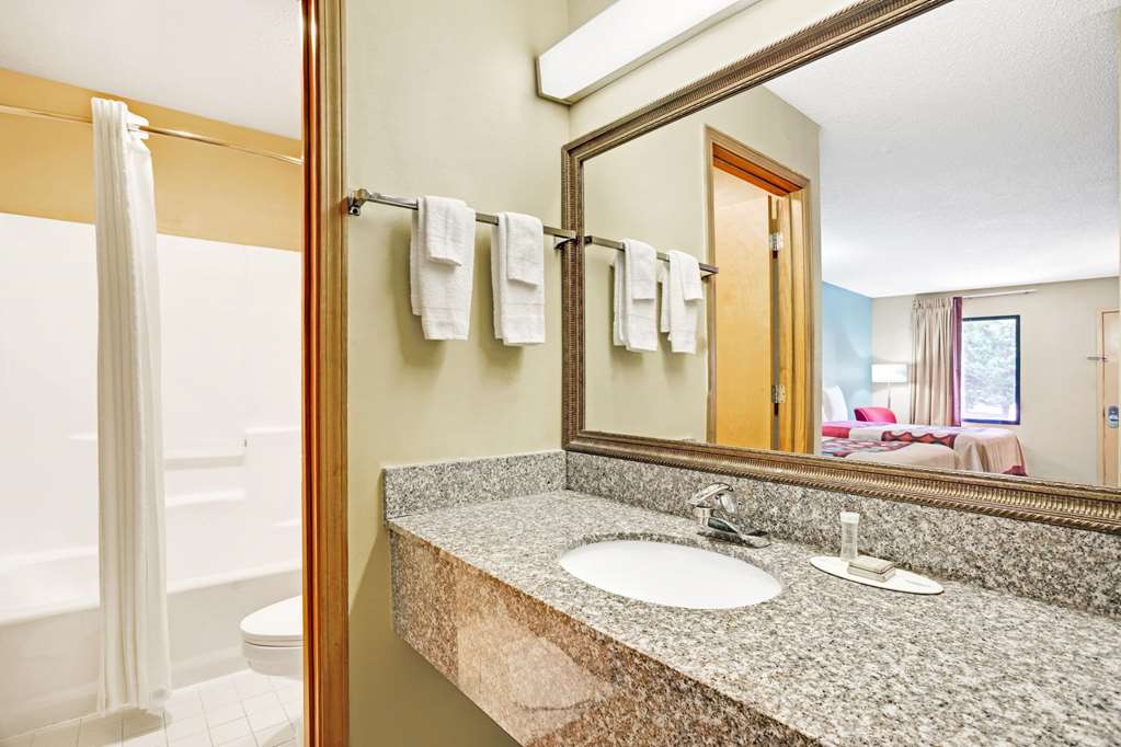 Super 8 by Wyndham Forest Park - photo 8