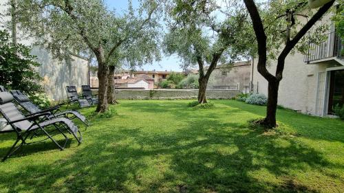 casa degli ulivi a Toscolano House with garden near the beach cir LNI00059 — 4-Star Luxury Hotel in Toscolano Maderno, Italy