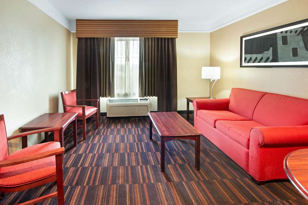 La Quinta Inn & Suites by Wyndham Albuquerque Midtown - photo 52