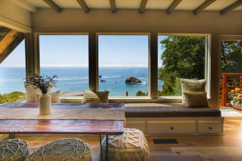 Infinity ocean view while soaking in the hot tub in Trinidad, United States
