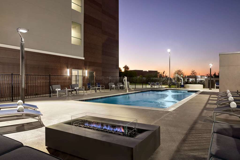 La Quinta Inn & Suites by Wyndham College Station North - photo 39