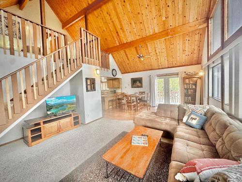 NEW Peakview Lodge Fireplace Views — 4-Star Luxury Hotel in Prescott, United States