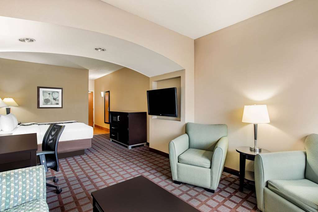La Quinta Inn & Suites Indianapolis Airport West - photo 20