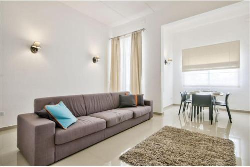 Four Bedroom Typical Maltese Townhouse One Minute Away From The Seafront — 4-Star Luxury Hotel in Sliema, Malta