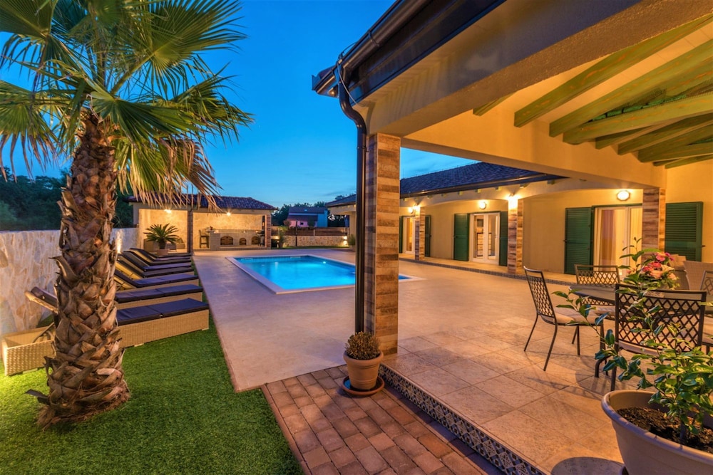 Villa Idassa in Bri evo — 4-Star Luxury Hotel in Policnik, Croatia