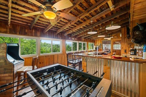 Huckleberry Inn By Colonial Properties — 4-Star Luxury Hotel in Sevierville, United States