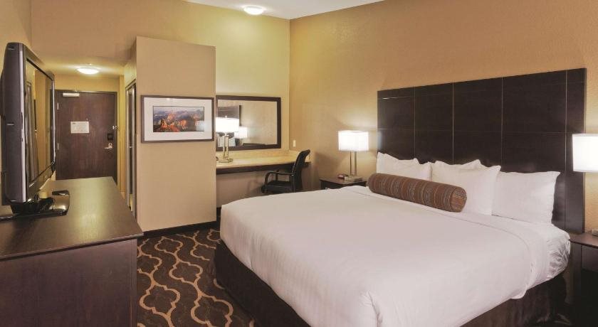 La Quinta Inn & Suites by Wyndham Las Vegas Tropicana