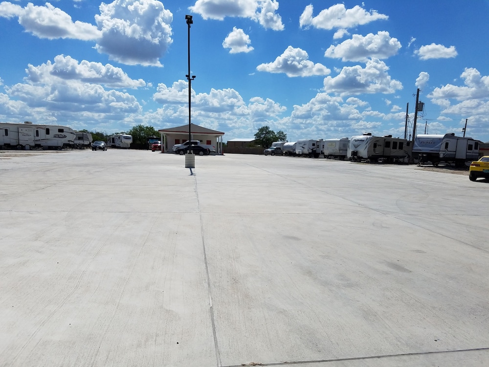 Luxury Inn & RV Park - photo 33