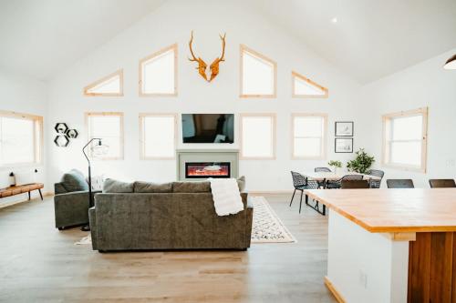 New Cabin Pet Friendly With A Game Room And King Beds — 4-Star Luxury Hotel in Como, United States
