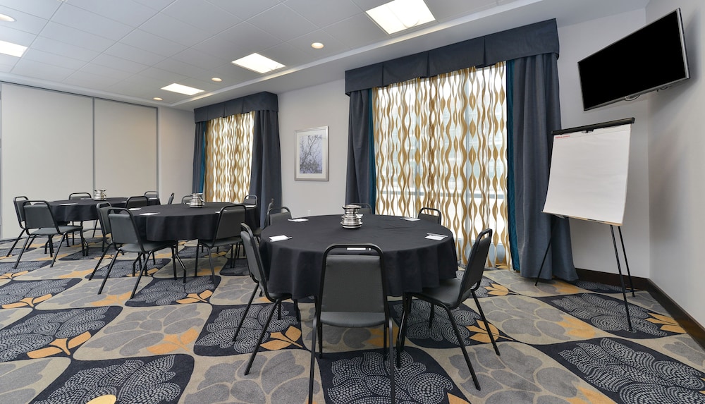 Hampton Inn & Suites Des Moines Downtown - photo 43