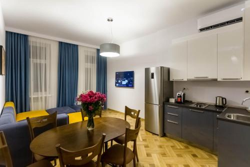 Luxury 3 BR apartment by Freedom square City Center