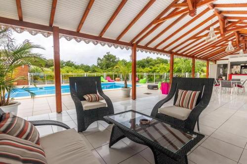 Maison lumineuse avec piscine au Moule — 4-Star Luxury Hotel in Le Moule, Guadeloupe