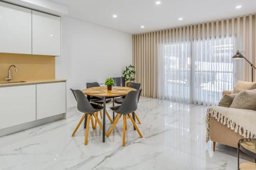 Sublime and Bright 2 BDR Apartment by LovelyStay — 4-Star Luxury Hotel in Quarteira, Portugal